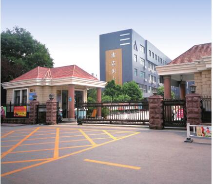 九巨龙向济宁市霍家街小学捐赠99961元修建操场