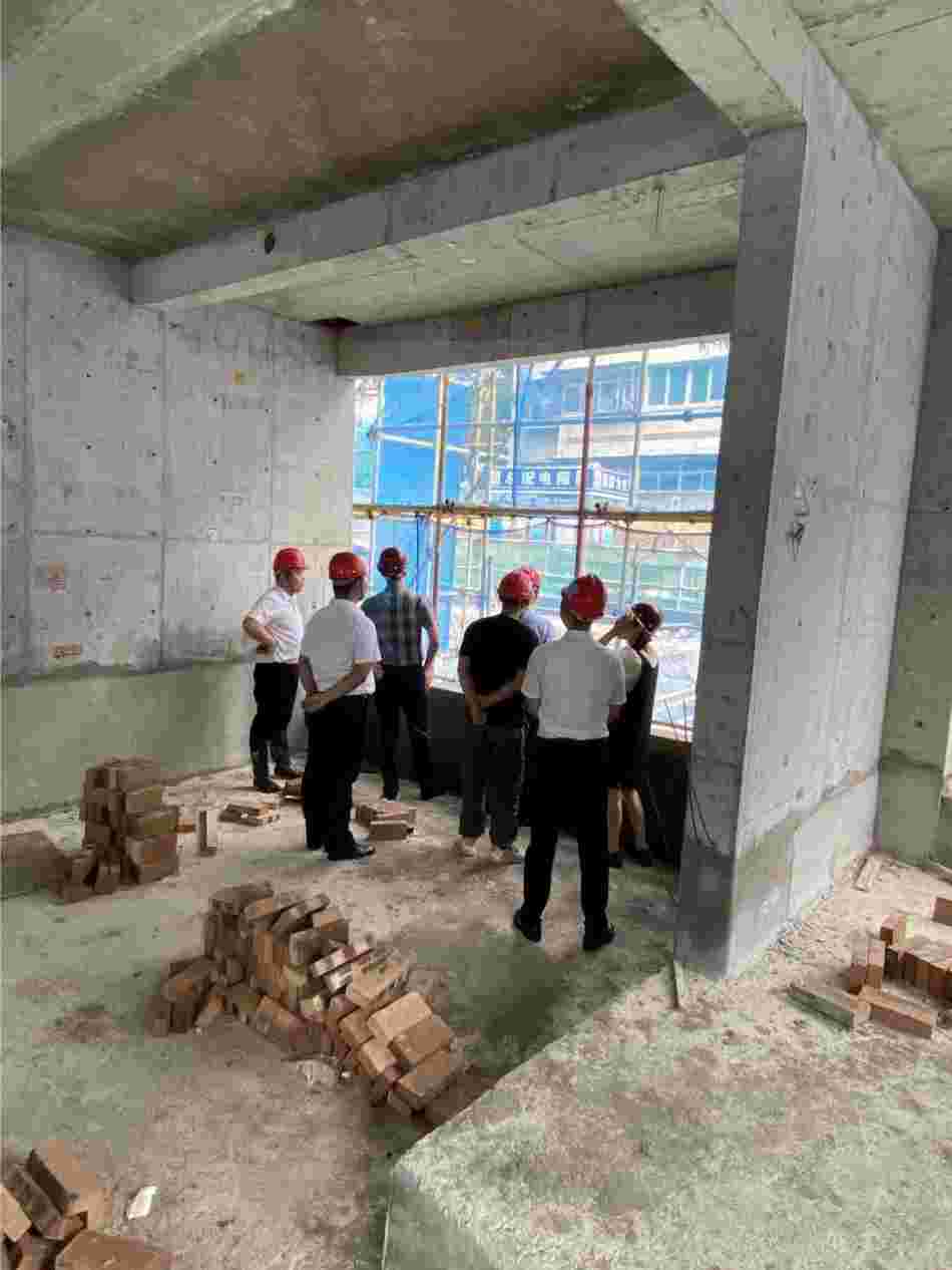 九巨龙开发集团公司、质监部、建设公司及销售公司共同巡查施工现场